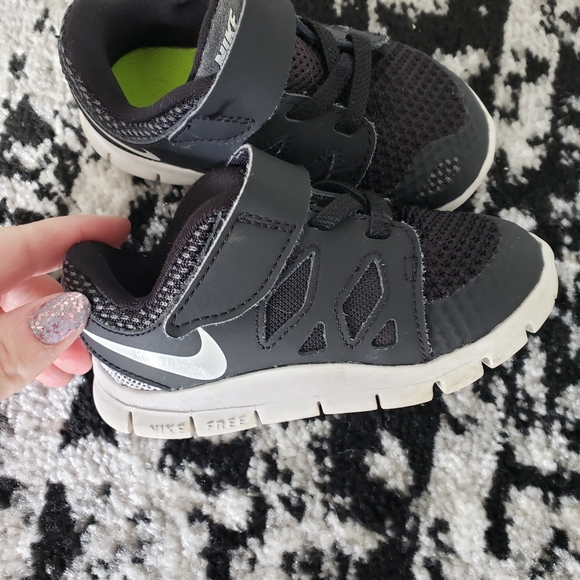 Nike toddler sneaker - Picture 2 of 4